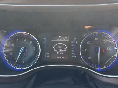 Certified 2019 Chrysler Pacifica Touring-L image 2