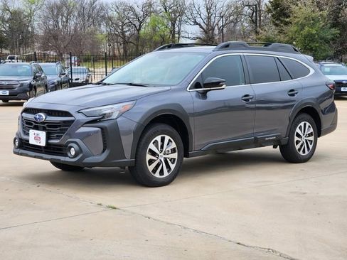 Used 2025 Subaru Outback Premium image 3