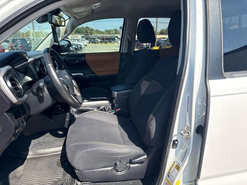 Used 2018 Toyota Tacoma SR5 RWD image 9