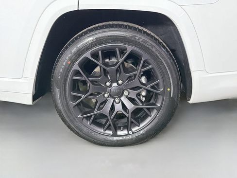 Used 2023 Jeep Grand Cherokee L Summit w/ Advanced Protech Group IV AWD/4WD image 34