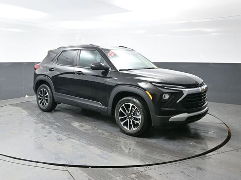 Used 2025 Chevrolet TrailBlazer LT w/ Driver Confidence Package image 4