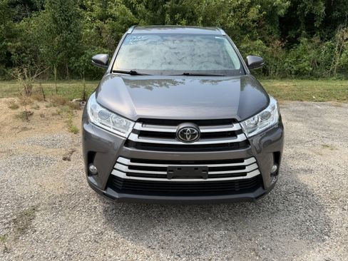 Used 2018 Toyota Highlander XLE AWD/4WD image 3