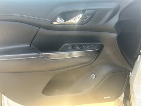 Used 2019 GMC Acadia SLT image 3