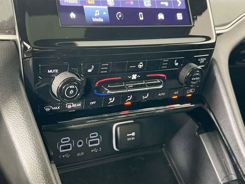 Used 2023 Jeep Grand Cherokee Altitude image 15