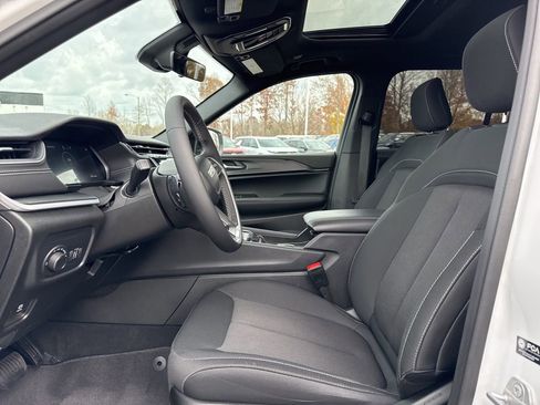 Used 2025 Jeep Grand Cherokee Laredo X RWD image 9