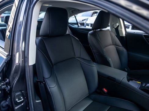 Used 2025 Lexus ES 300h w/ Premium Package image 32