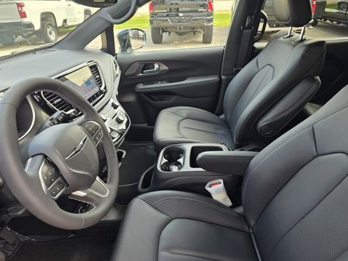 New 2026 Chrysler Pacifica Select image 21