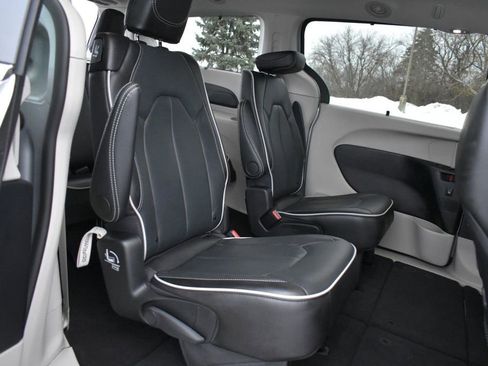 Used 2024 Chrysler Pacifica Limited image 30