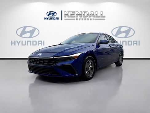 Used 2024 Hyundai Elantra SE FWD image 3