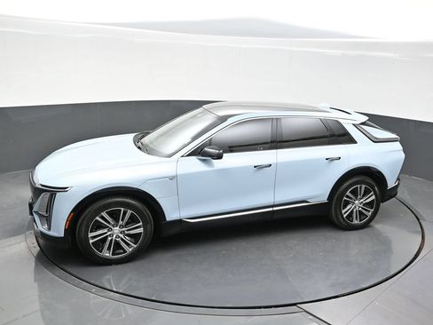 Certified 2024 Cadillac Lyriq Luxury AWD/4WD image 34