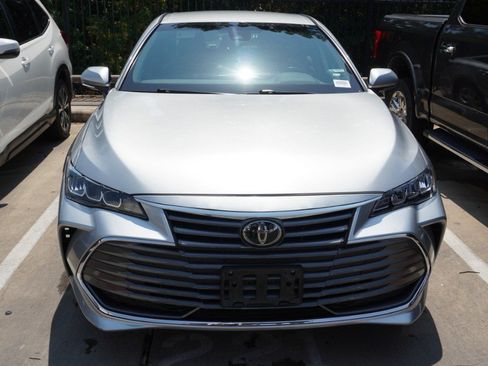 Used 2022 Toyota Avalon XLE FWD image 2