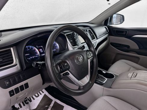 Used 2017 Toyota Highlander LE FWD image 9