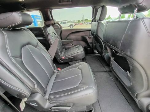 Used 2025 Chrysler Pacifica Select FWD image 13
