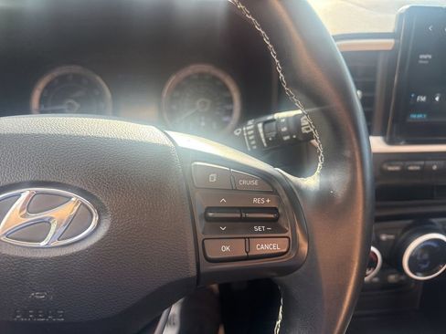 Used 2022 Hyundai Venue Limited FWD image 17