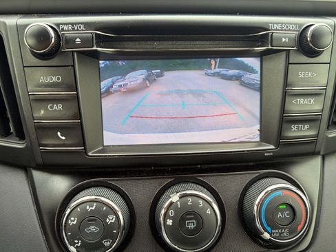 Used 2018 Toyota RAV4 LE FWD image 13