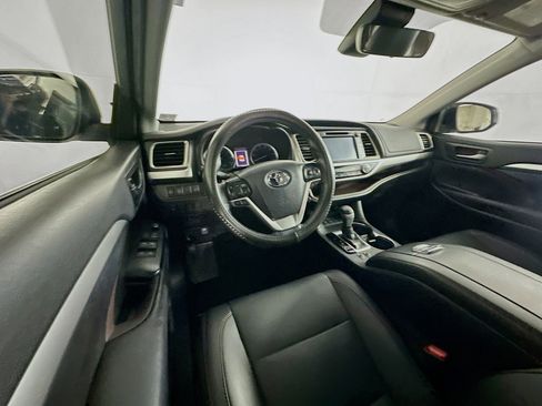 Used 2019 Toyota Highlander XLE FWD image 18