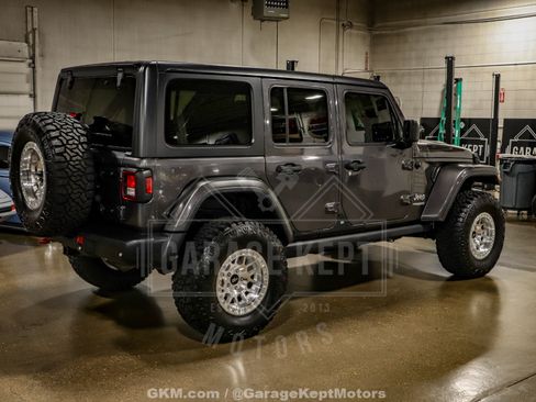 Used 2018 Jeep Wrangler Unlimited Sahara AWD/4WD image 9