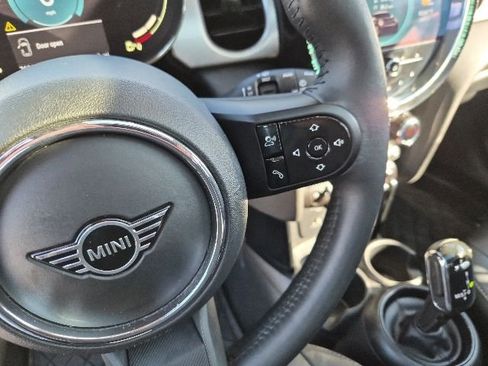 Used 2022 MINI Cooper 4-Door Hardtop w/ Premium Package FWD image 18