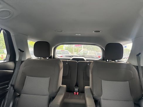 Used 2024 Ford Explorer XLT AWD/4WD image 38
