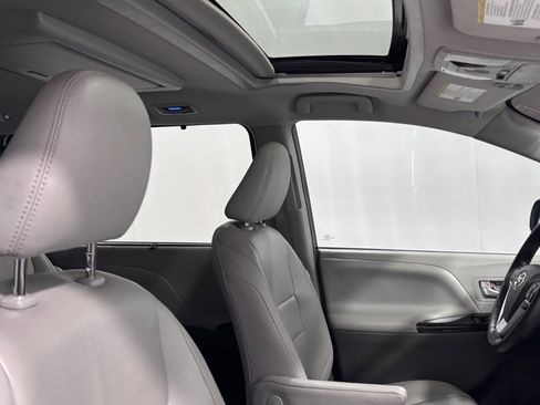 Used 2018 Toyota Sienna XLE Premium FWD image 19