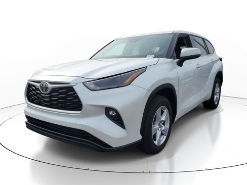 Used 2022 Toyota Highlander LE FWD image 3