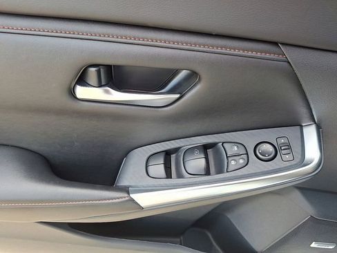 Used 2025 Nissan Sentra SR w/ SR Premium Package image 13