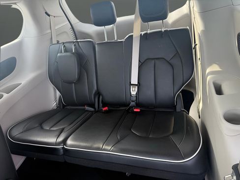 Used 2023 Chrysler Pacifica Limited image 14