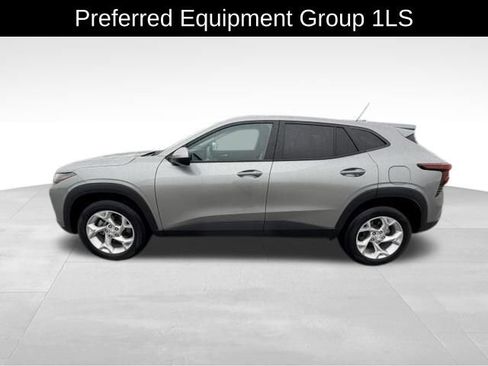 Used 2024 Chevrolet Trax LS w/ LS Convenience Package FWD image 4