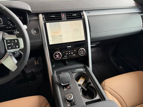 Certified 2025 Land Rover Discovery Dynamic SE AWD/4WD image 14