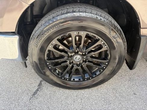 Used 2018 Nissan Titan SV w/ SV Convenience Package AWD/4WD image 14