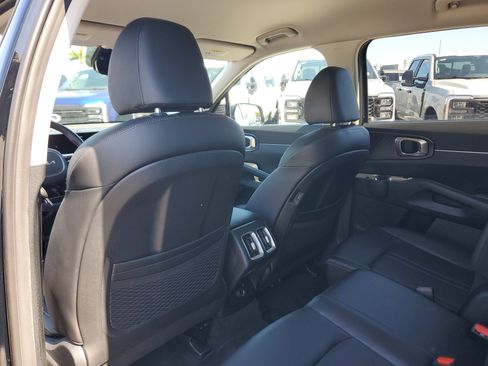 Used 2025 Kia Sorento S image 14