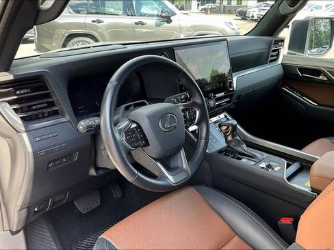 Used 2025 Lexus GX 550 w/ Accessory Package (2T) AWD/4WD image 8