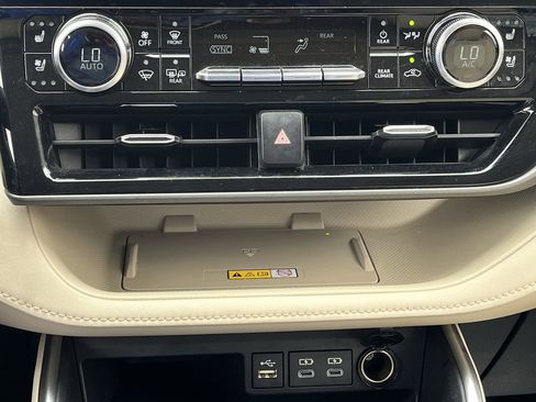 Used 2023 Toyota Highlander Limited image 18