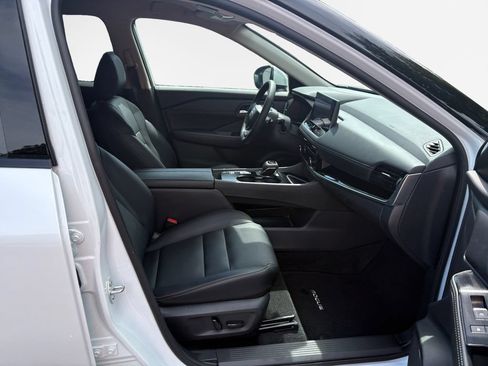 Used 2025 Nissan Rogue SL FWD image 26