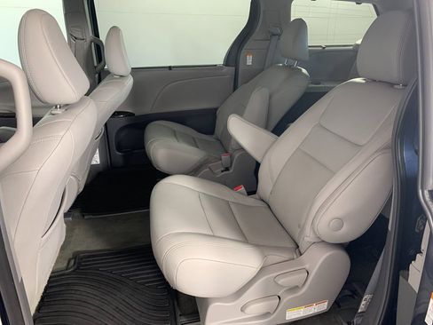 Used 2018 Toyota Sienna XLE Premium image 31