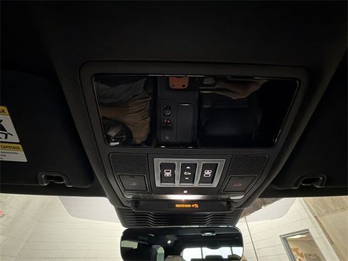 Used 2024 Land Rover Discovery Dynamic SE image 22