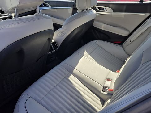 Used 2023 Genesis G70 2.0T w/ Sport Prestige Package RWD image 11