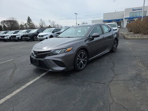 Used 2018 Toyota Camry SE image 4