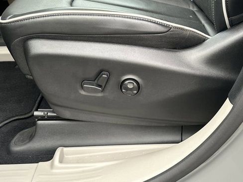 Certified 2024 Chrysler Pacifica Limited image 11