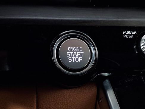 Used 2023 Kia Carnival EX FWD image 18