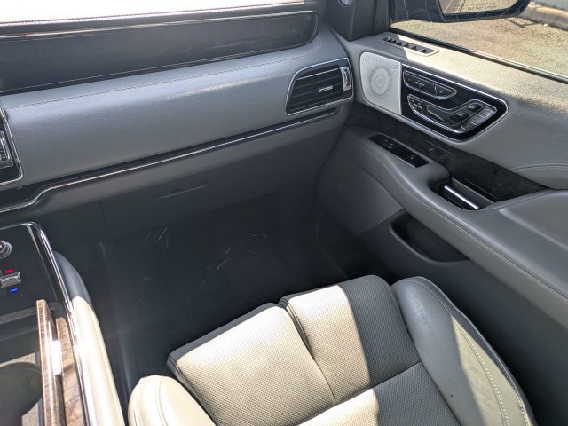 Used 2018 Lincoln Navigator Reserve w/ Technology Package AWD/4WD image 18
