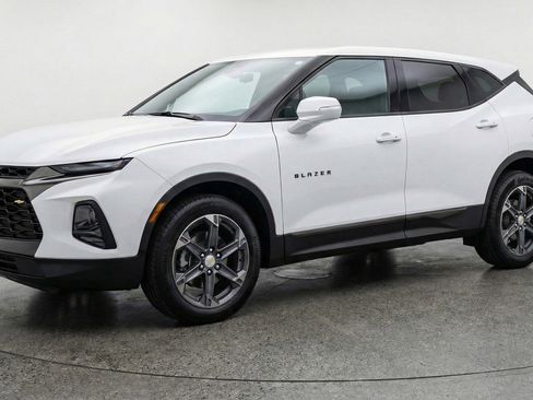 Used 2025 Chevrolet Blazer LT image 3