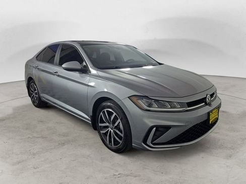 Used 2025 Volkswagen Jetta SE FWD image 7