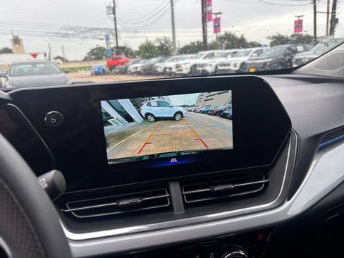 Used 2025 Chevrolet Trax LT FWD image 21