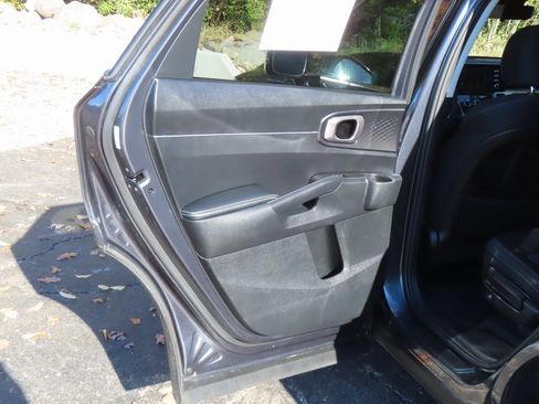 Used 2021 Kia Sorento LX image 27