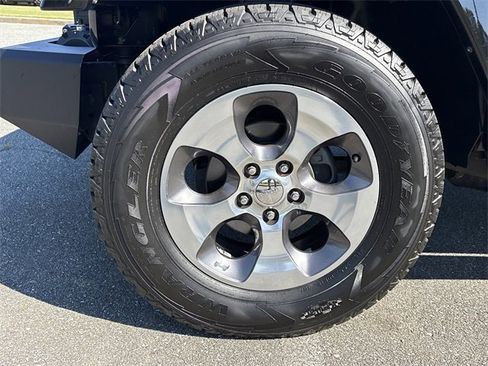 Used 2016 Jeep Wrangler Unlimited Sahara w/ Connectivity Group image 11