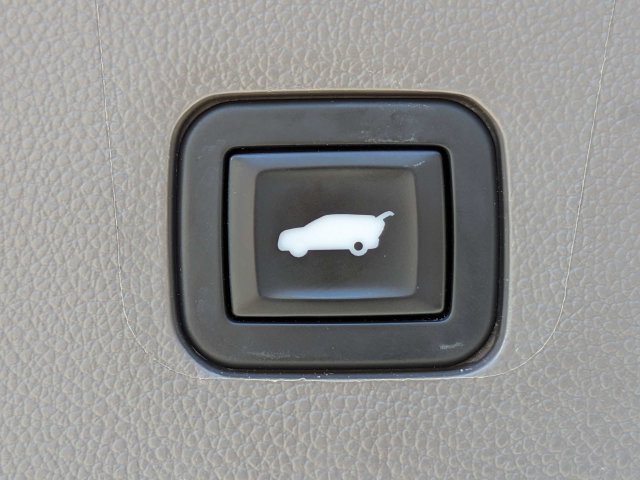 Used 2019 Chevrolet Traverse Premier w/ Driver Confidence II Package FWD image 14