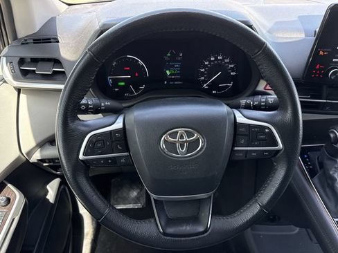 Used 2024 Toyota Sienna XLE FWD image 12