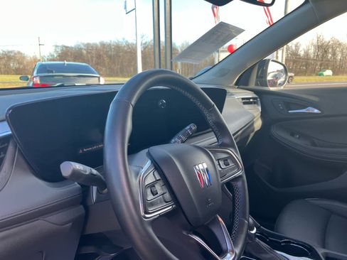 Certified 2025 Buick Encore GX Avenir image 9