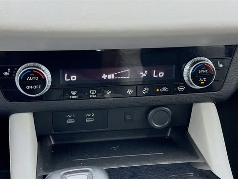 Used 2025 Mitsubishi Outlander SE AWD/4WD image 12